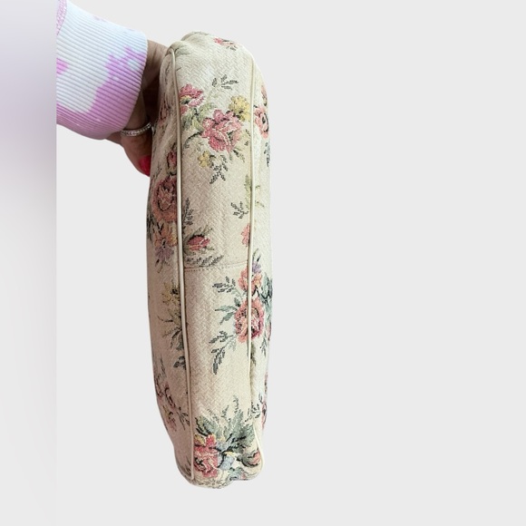 Vintage Floral Tapestry Handbag Purse with Gold Tone Hardware - Picture 6 of 8